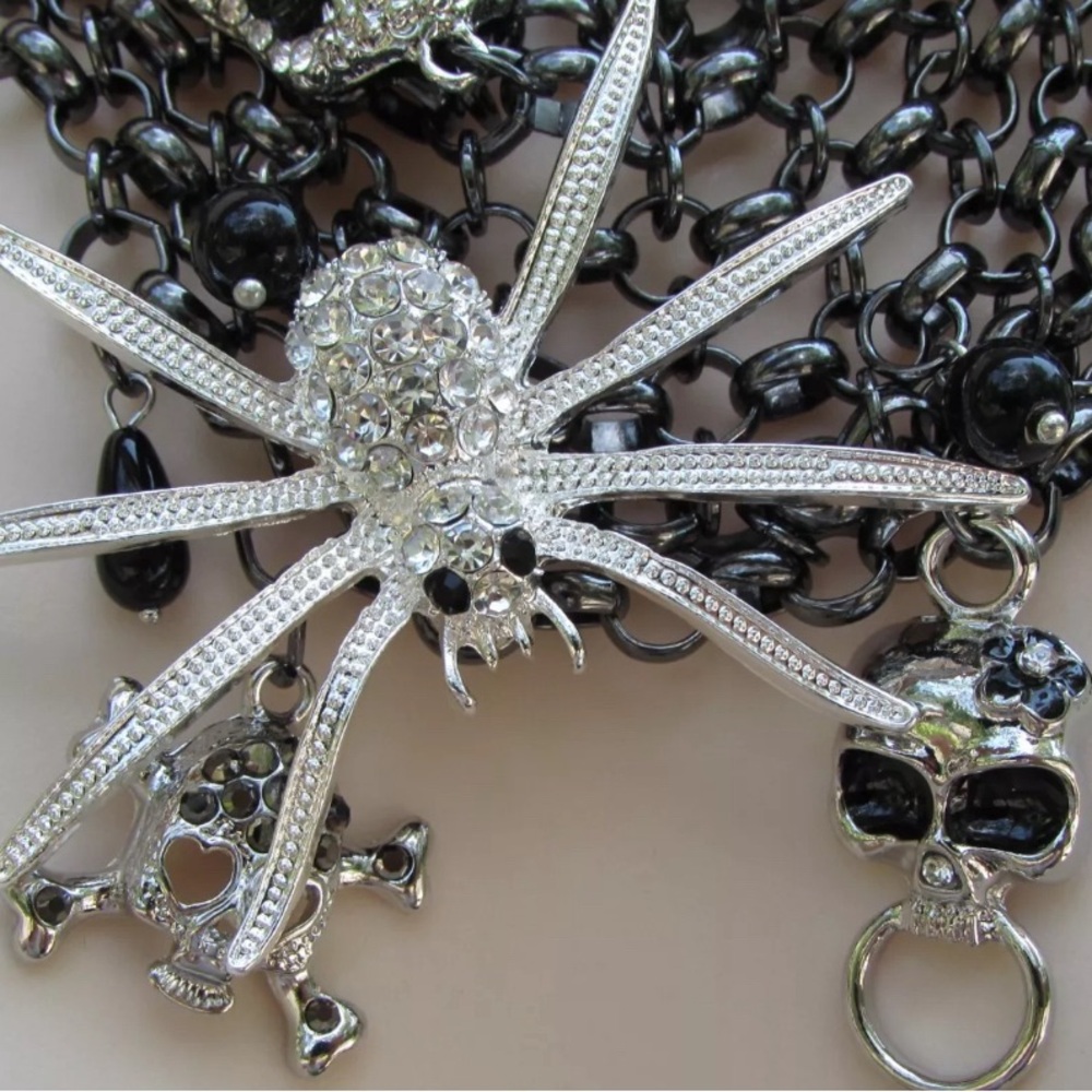 NWT ⚜️🖤⚜️ Natasha Spider and Skull Rhinestone Statement Necklace - Picture 12 of 15